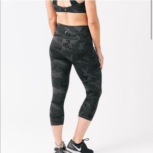 ZYIA Forest Camo Luxe Hi-Rise‎ Capri Leggings 8-10